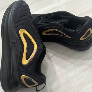 EUC Nike Air Max 720 Boys size 5.5